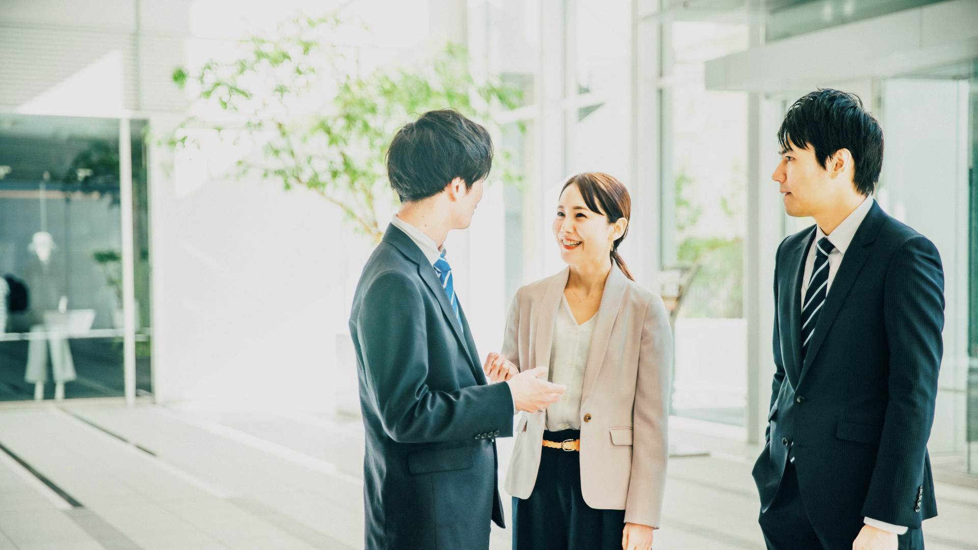 笑顔で会話している男女の会社員